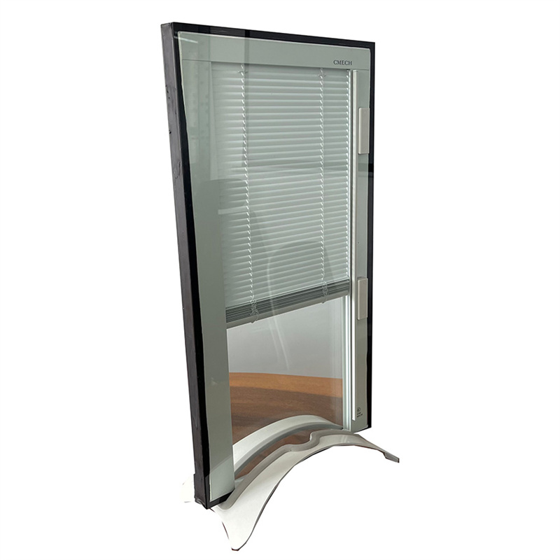 Fenêtre à battant en aluminium avec obturateur à persienne fixe

