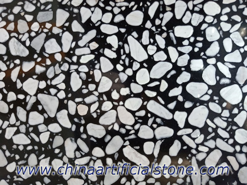 Grandes dalles de marbre artificiel noir agrégé de galets blancs
