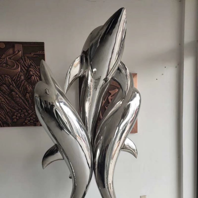 sculpture de dauphin en acier inoxydable
