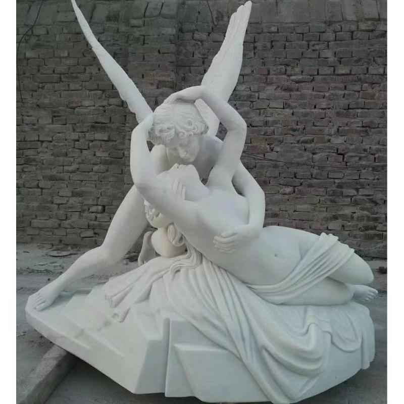 Psyché ravivée par la sculpture en marbre du baiser de Cupidon
