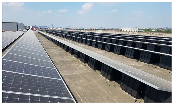 Système de montage de toit lesté en plastique pour panneaux solaires