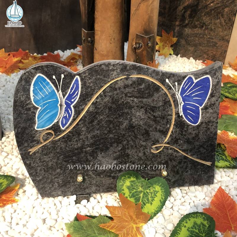 Plaque de pierre tombale gravée papillon en granit bleu Bahama
