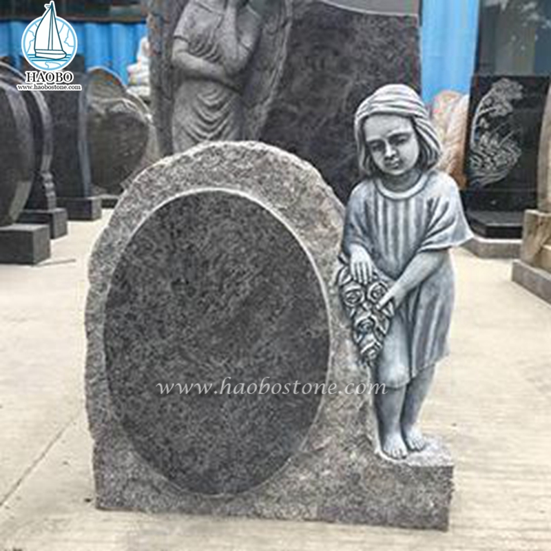 Fille d'ange en granit gris en gros avec pierre tombale antique rose
