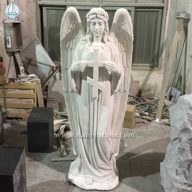 Croix en marbre blanc avec sculpture d'ange debout
