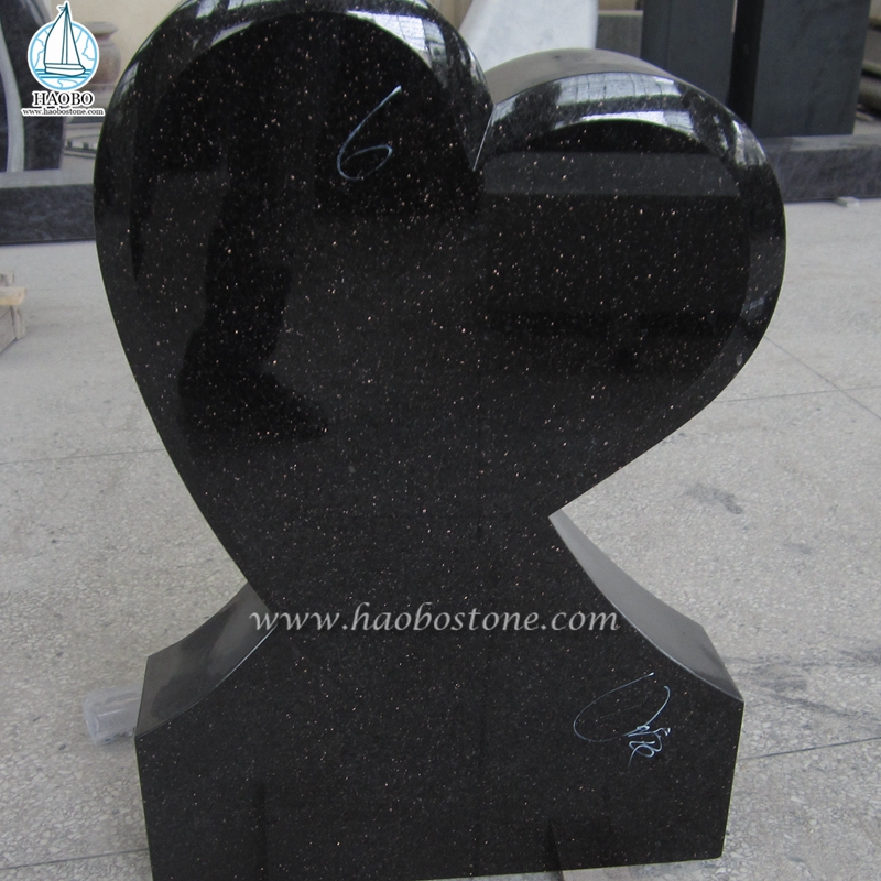 Pierre tombale sculptée en cœur de galaxie noire en granit naturel
