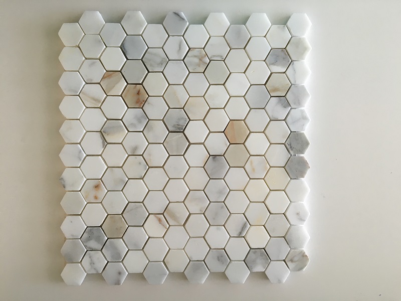 Carreau de mosaïque en marbre hexagonal Calacatta or
