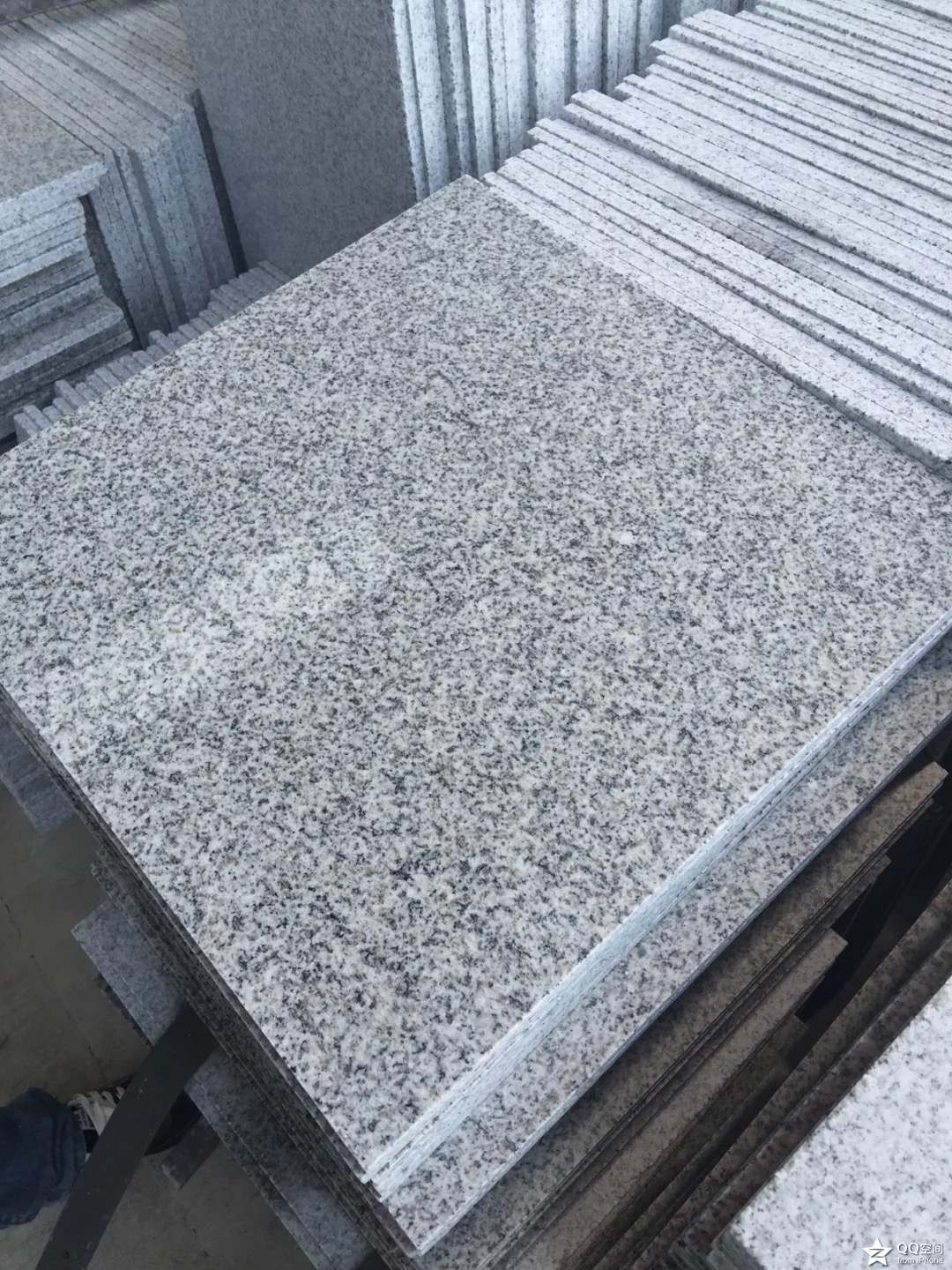 Tuile polie en granit gris G603