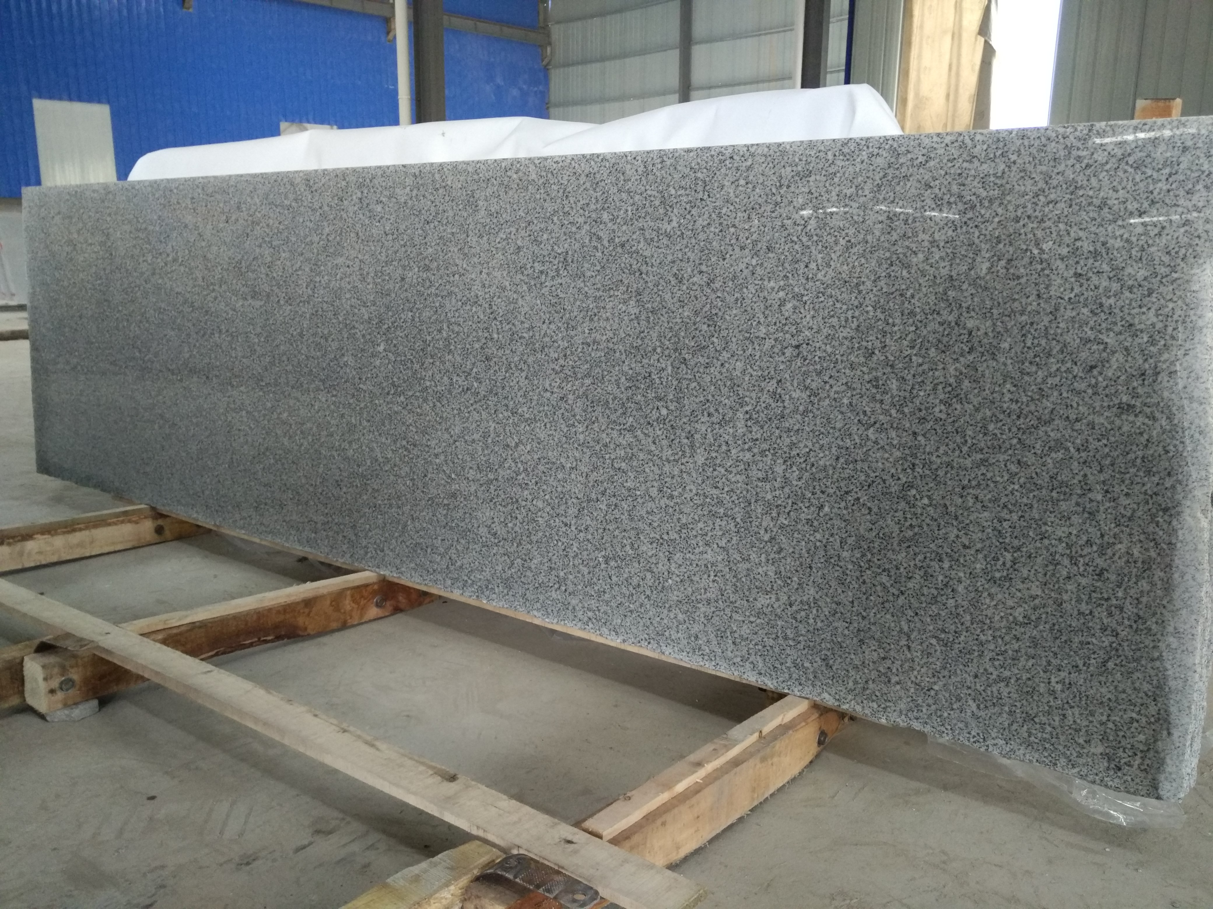 Dalles polies en granit Bianco Castilia G603
