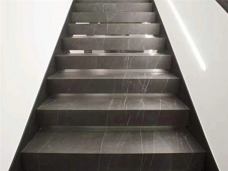 escalier en marbre gris pietra