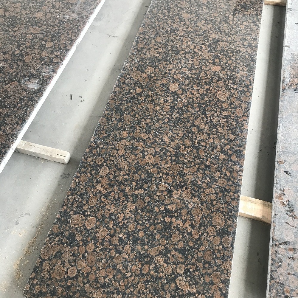 Dalles de granit brun baltique de bonne qualité
