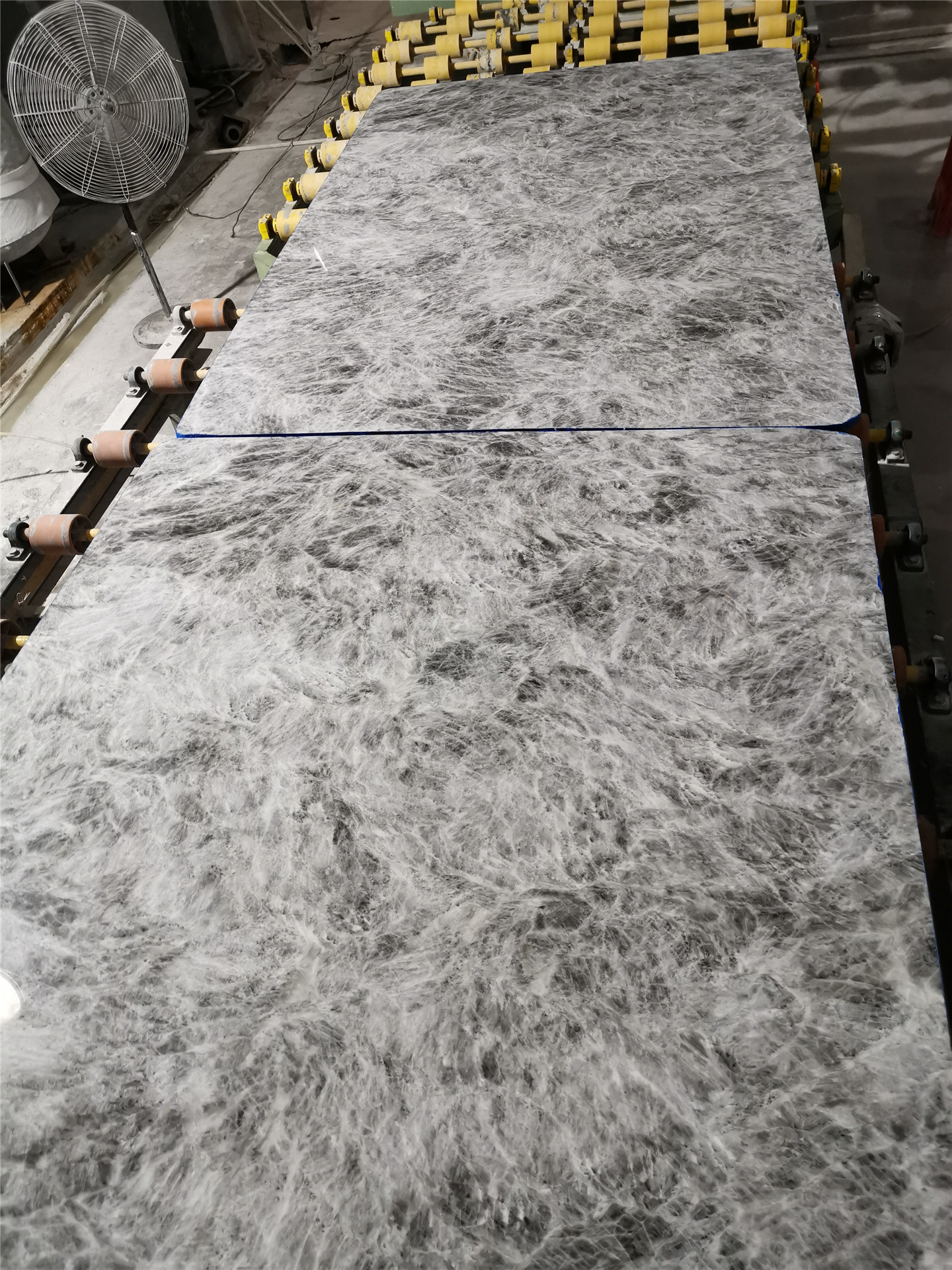 Traitement du marbre gris argenté