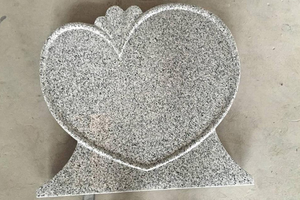 pierre tombale en granit blanc de type coeur