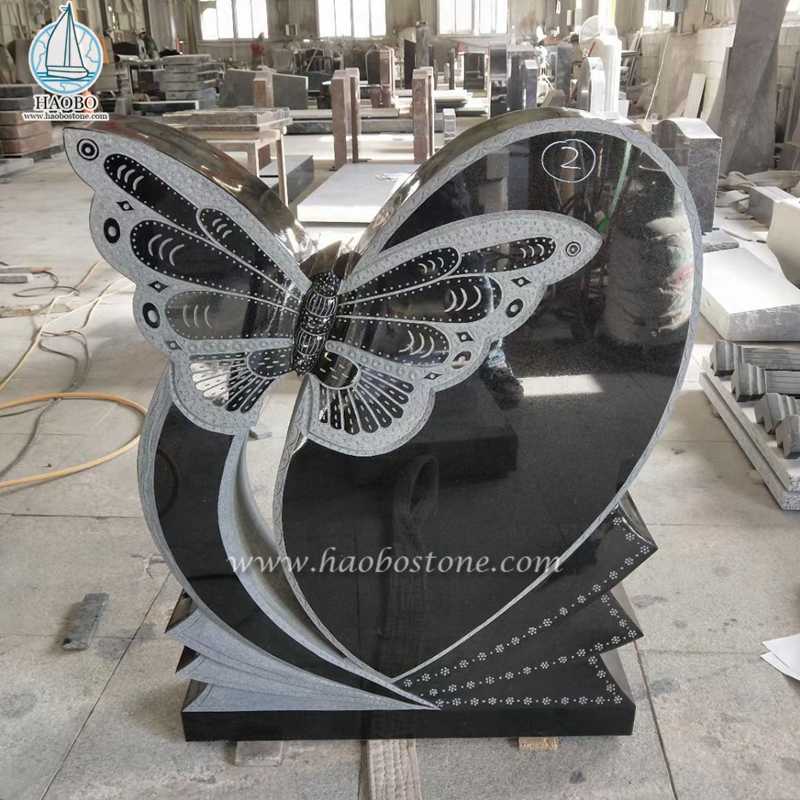 Coeur en granit noir avec pierre tombale commémorative sculptée en papillon
