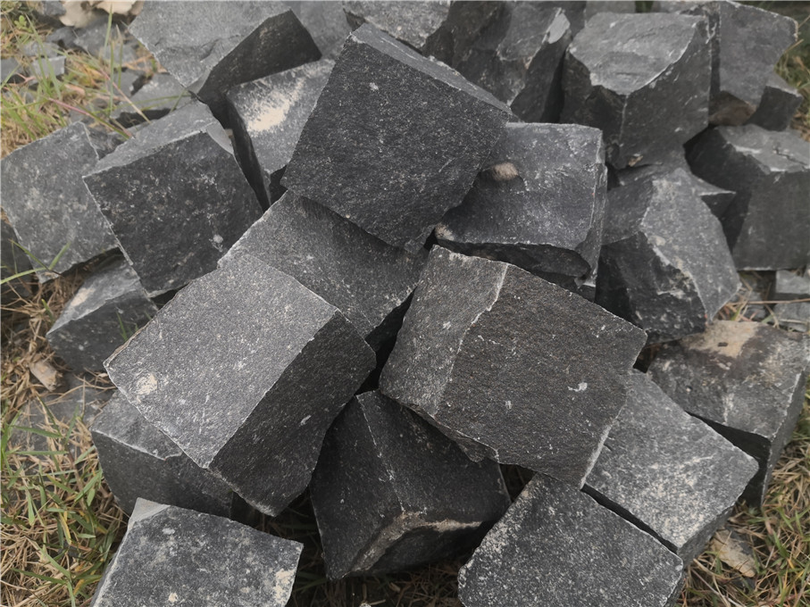 Cubes fendus naturels en basalte noir