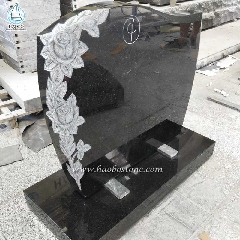 Pierre tombale commémorative sculptée de fleur de rose de granit noir de l'Inde
