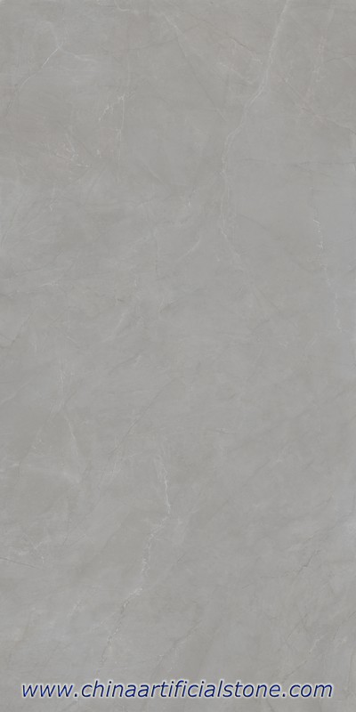 Dalles de pierre compactes frittées aspect marbre gris Pulpis
