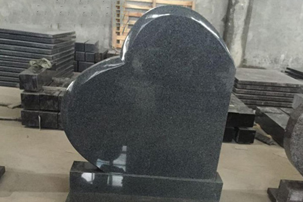 pierre tombale droite de conception de coeur