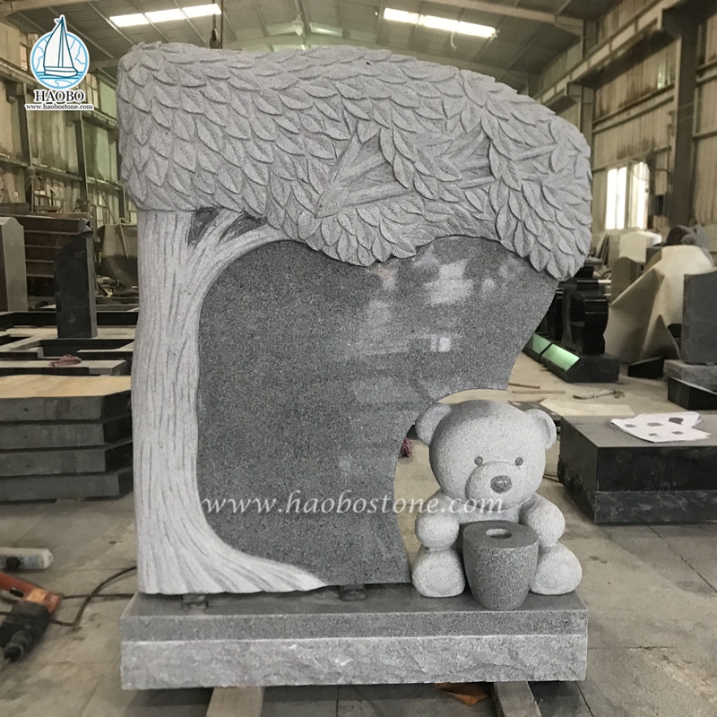 Pierre tombale sculptée en forme d'ours en peluche en granit gris
