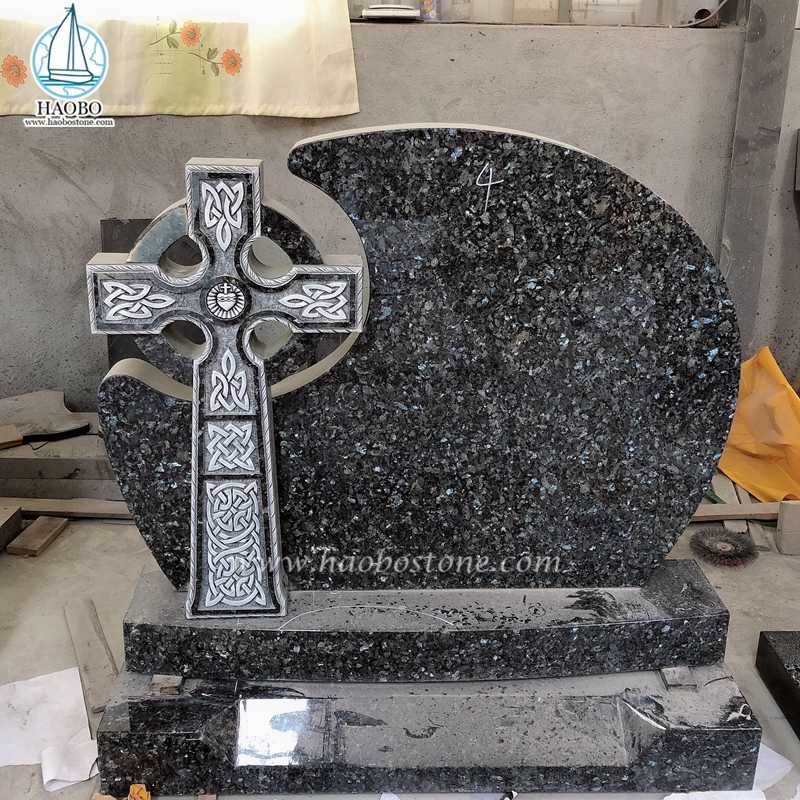 Pierre tombale funéraire sculptée en croix celtique en granit bleu perle

