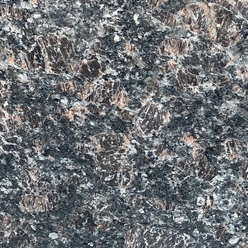 Demi-dalles polies en granit foncé brun clair indien
