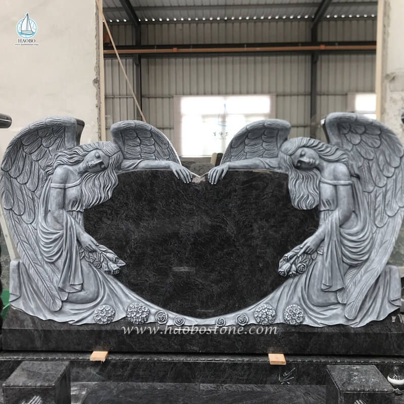 Double ange en granit noir avec monument commémoratif en forme de cœur
